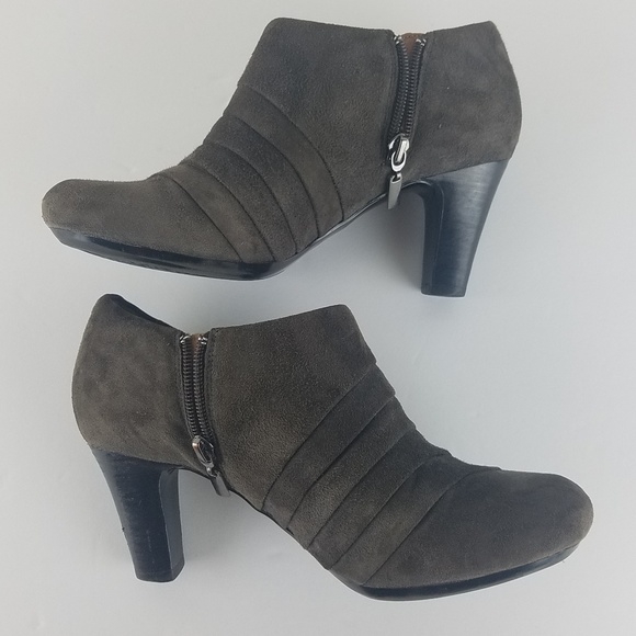 Clarks artisan brown suede ankle booties heeled - Picture 2 of 8